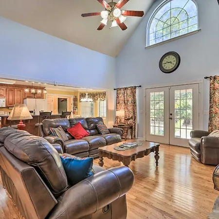 Idyllic Hawkinsville Retreat Large Fire Pit!